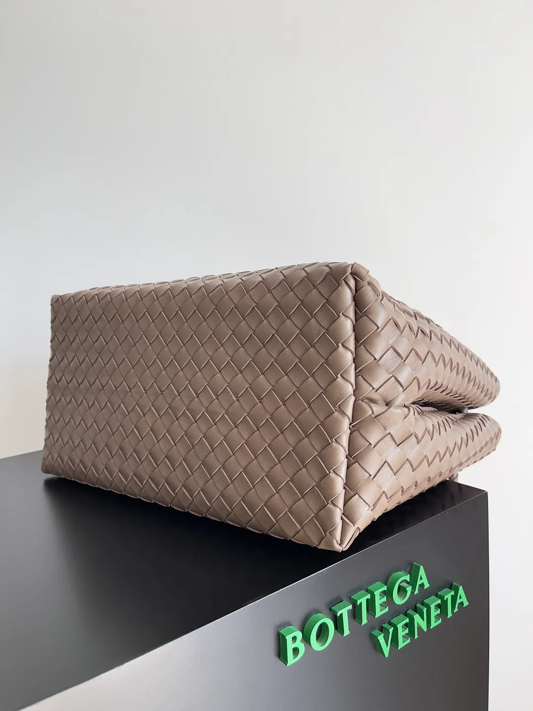 Batch 3760 Recently, the same style of bag that celebrities love is both high-end and practical. Michelle Yeoh, Kim Namjoon, Jing Boran, Tong Liya, Sun Qian, Wu Qianyu, Du Juan, Ma Yili and Bai Baihe are all carrying Bottega Veneta summer series Andiamo handbags. Andiamo has a simple structure and rounded lines. The whole piece is made of Nappa leather. It is comfortable, soft and dynamic. It adds interest to daily life and can be easily matched with various styles. Andiamo handbags are available in three sizes: small, medium and large. There are many colors to choose from, which can meet different needs. You can really carry it whether it is daily or attending events. Style number: 743575 Size: 45*22*34cm